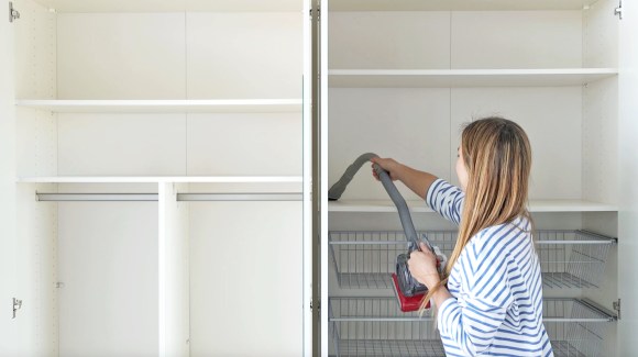 chica-limpiando-el-armario-vacio-durante-el-cambio-de-armario_7b8f38cf