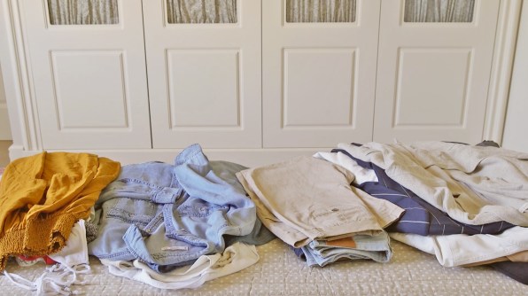 prendas-de-ropa-divididas-en-montones-para-cambio-de-armario_760dc08a